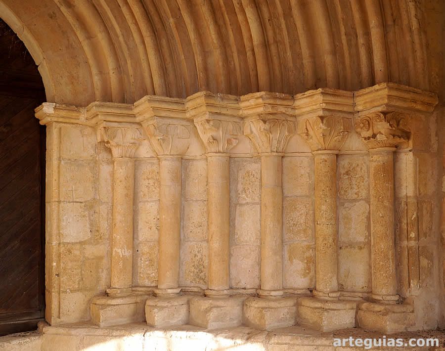 Detalle de las columnas de la portada románica de la emita
