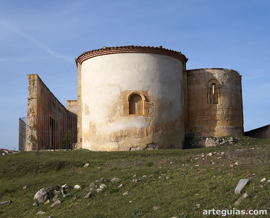La ermita de Rebollo desde el este