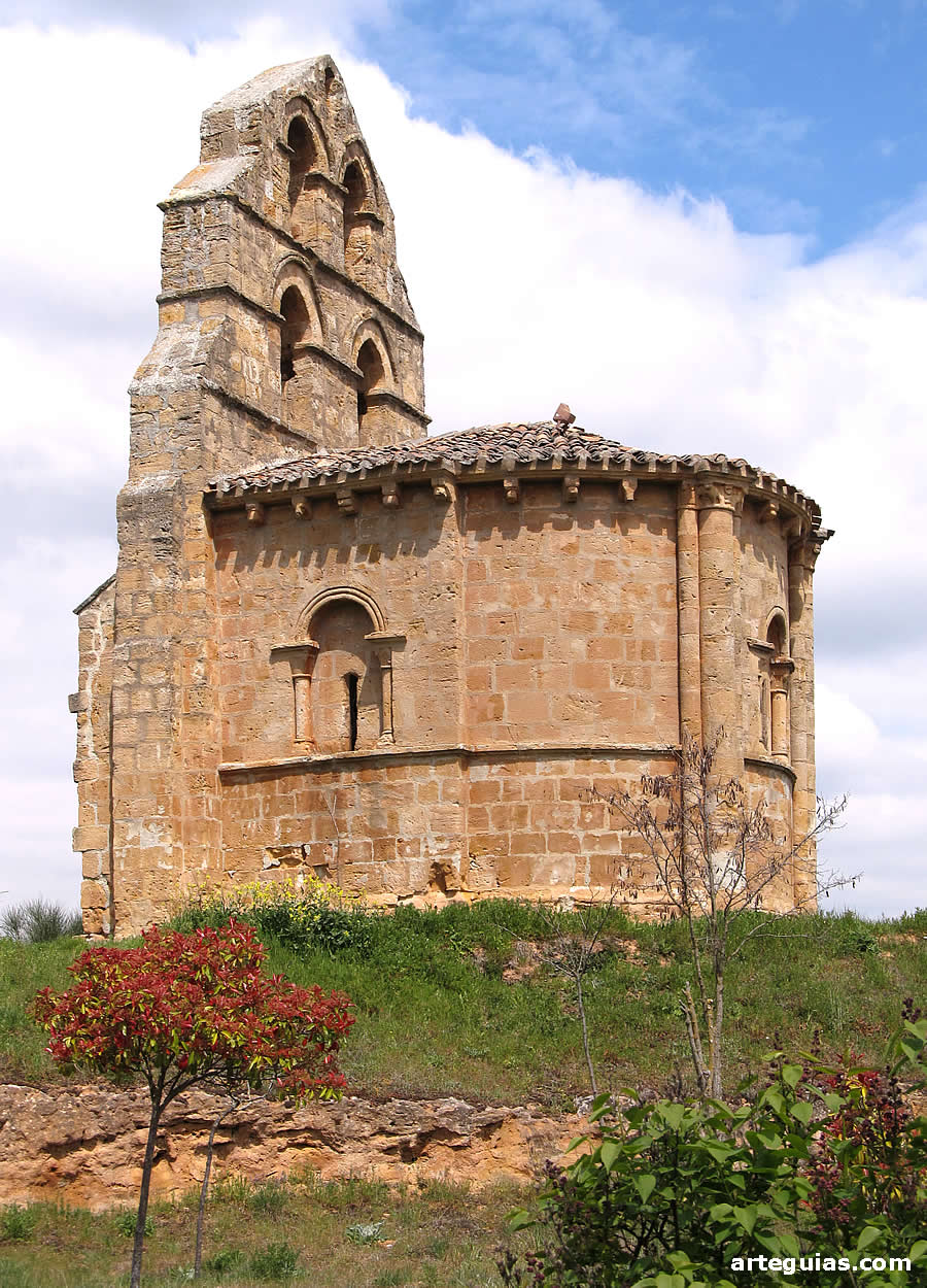 La cabecera de la ermita de San Fagún está formado por un presbiterio y un ábside de planta semicircular