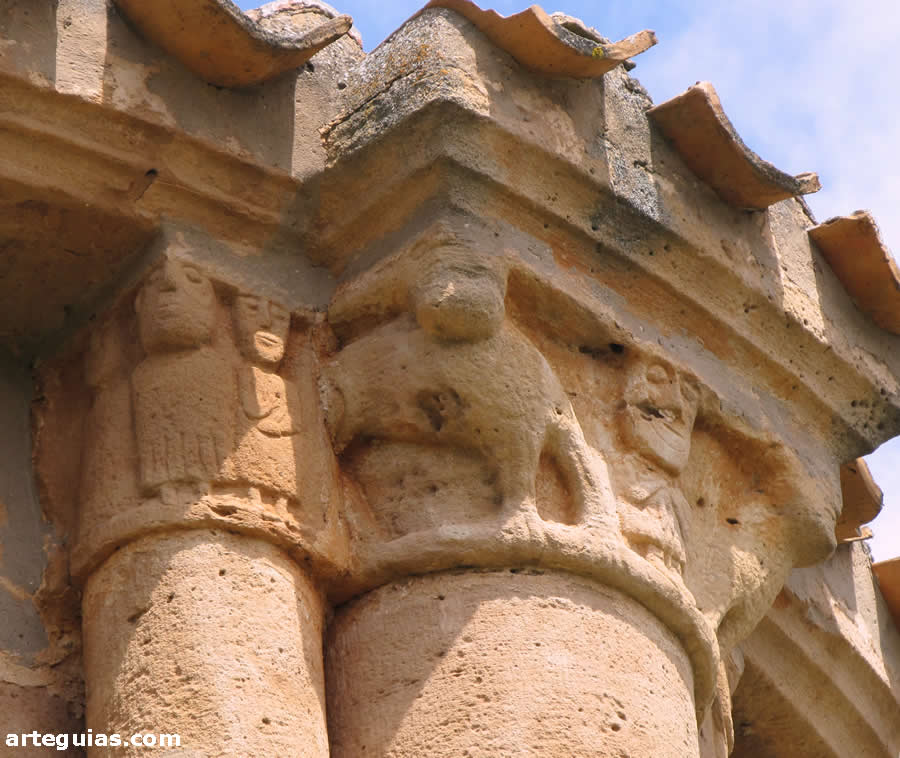 Grupo de capiteles de las columnas absidales de la ermita de Los Barrios de Bureba