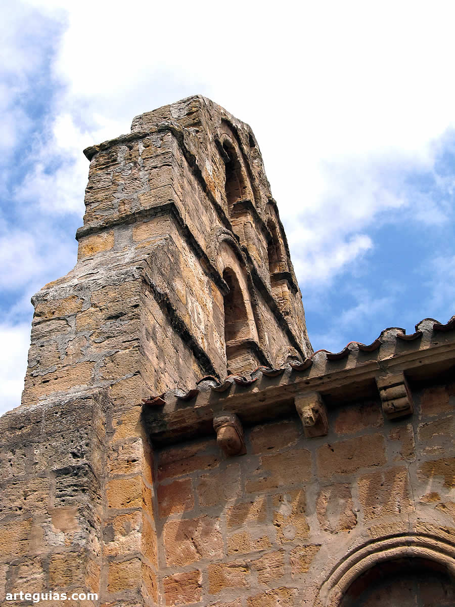Espadaña sobre el arco triunfal