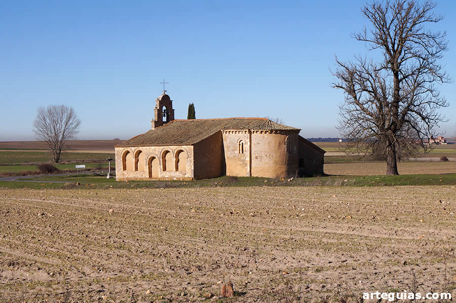 La Ermita de San Miguel de Párraces de Villoslada rodeada de campo