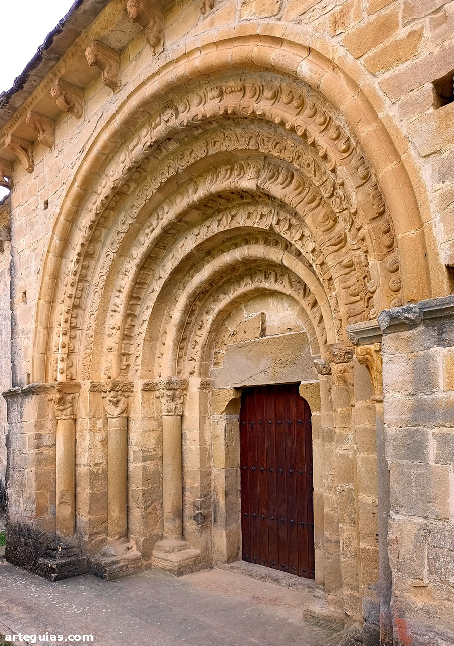 Ermita de San Pedro de Echano: vista general de la imponente puerta norte