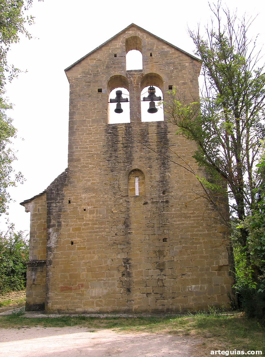 Ermita de San Pedro de Echano: aspecto del imafronte con la espada&ntilde;a sobre el hastial