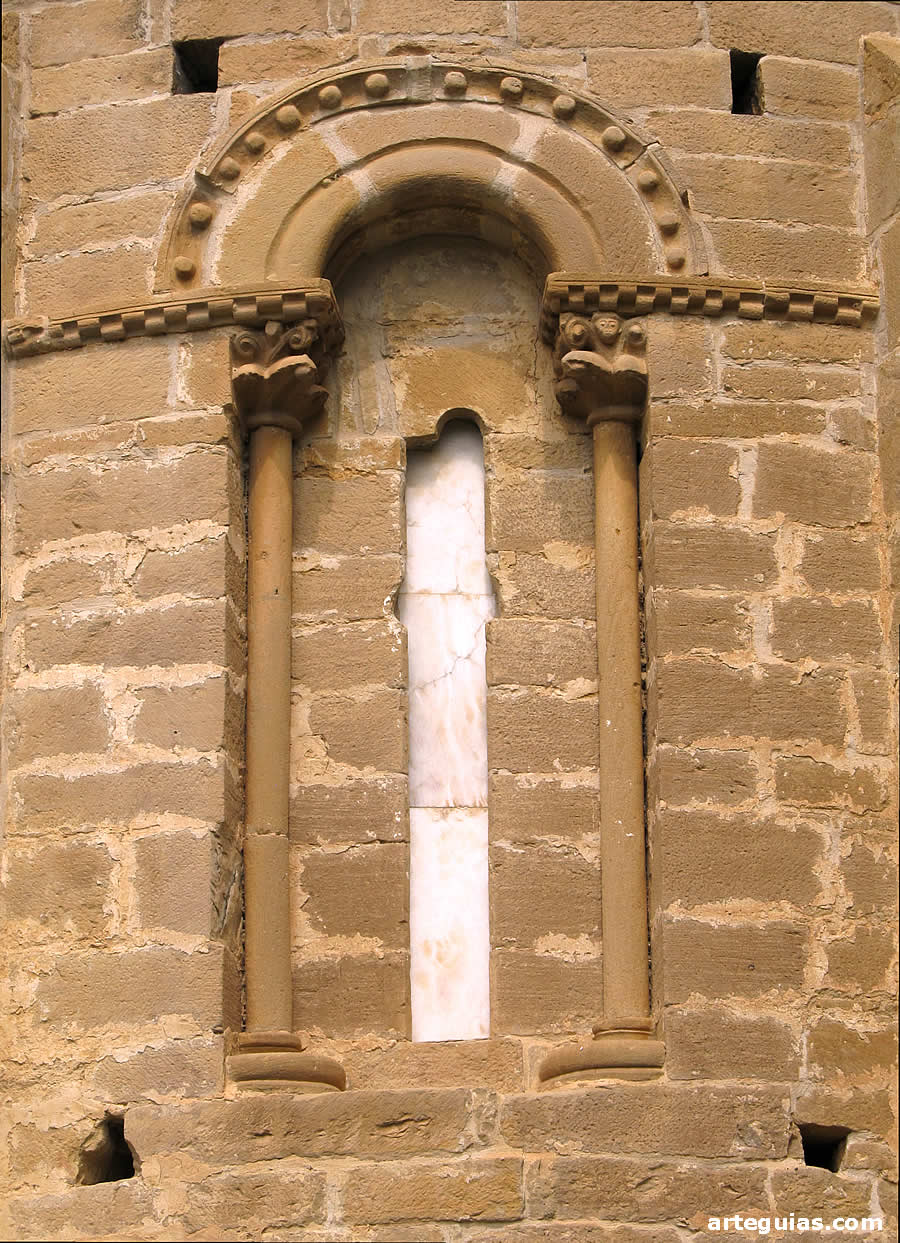 Ventanal meridional de la cabecera de la ermita de Echano