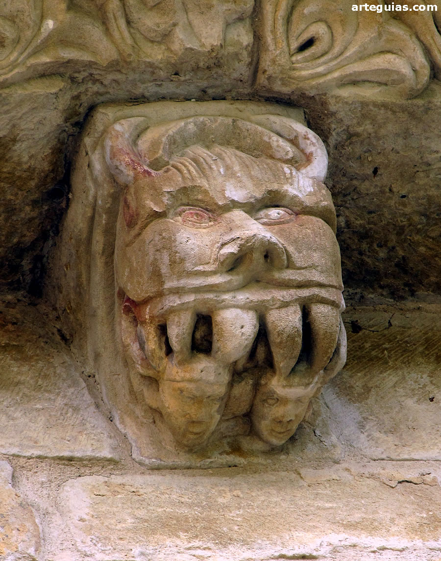Uno de los mejores canecillos de la Ermita de San Pedro de Echano: cabeza demoniaco devorando a dos hombres