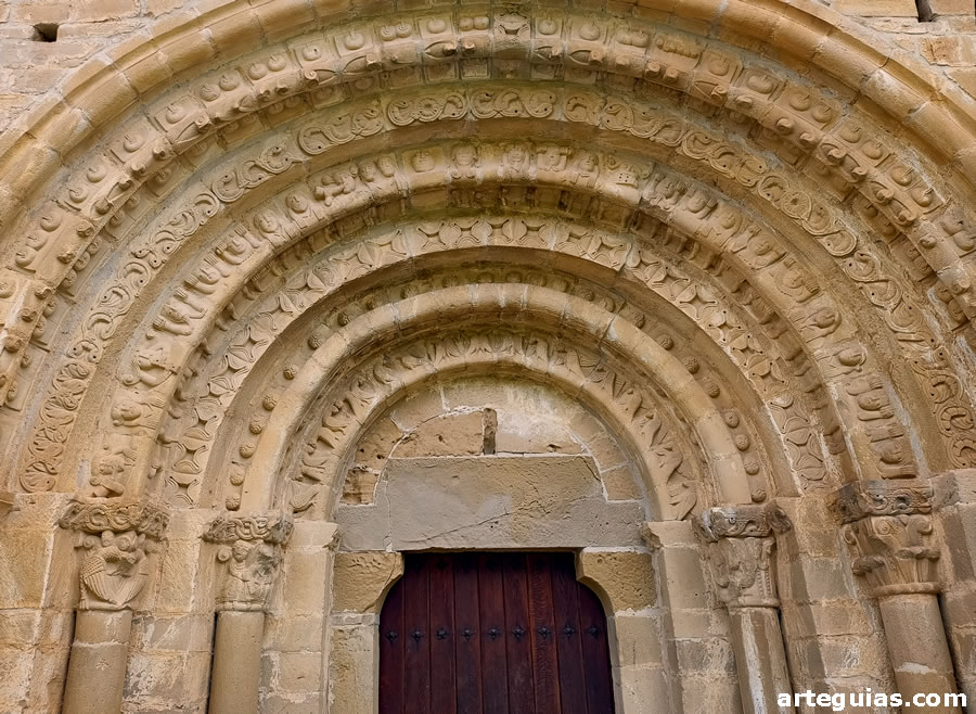 Ocho arquivoltas tiene la ermita de San Pedro de Echano