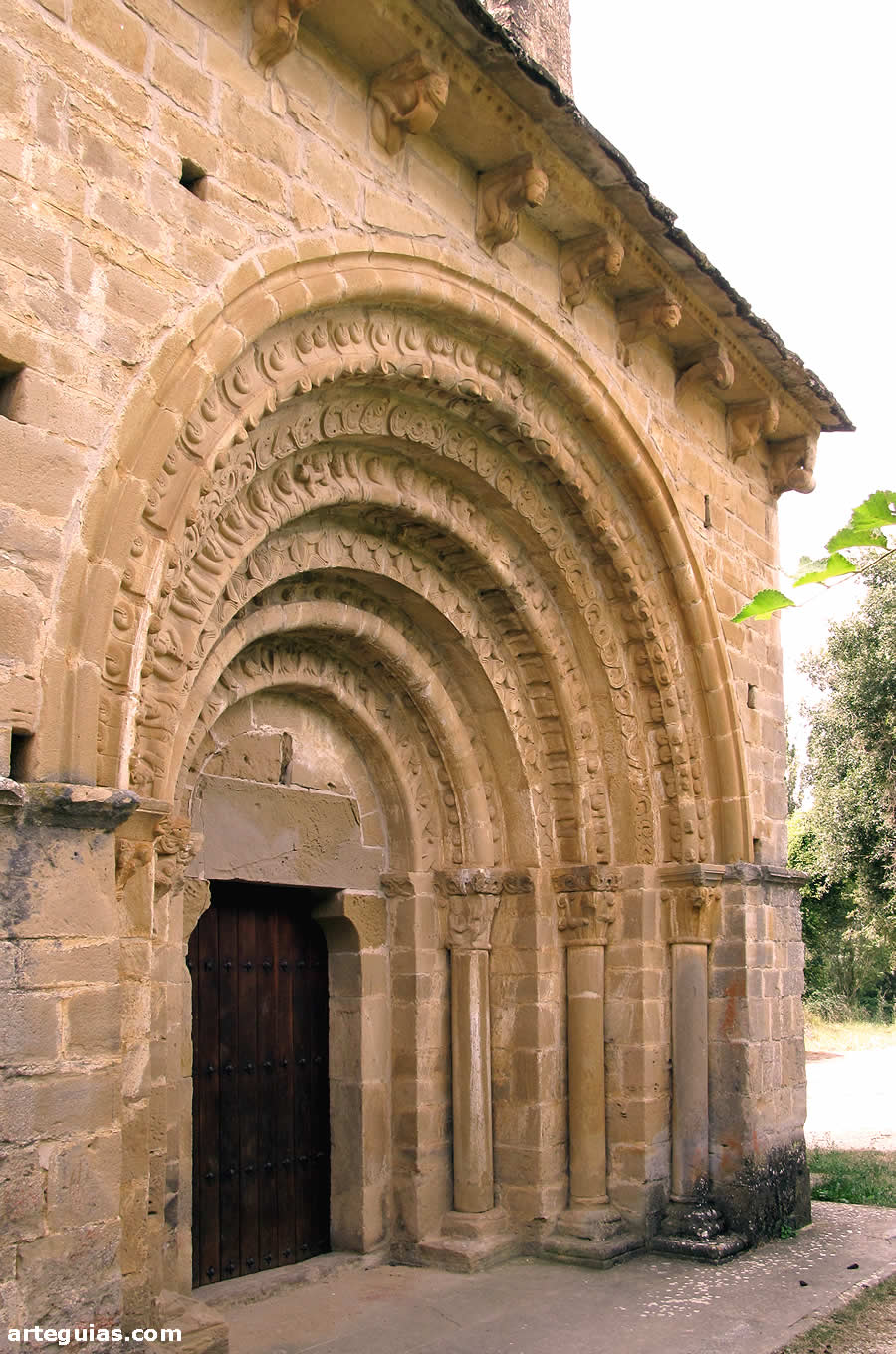 Lo mejor de la Ermita de San Pedro de Echano es su magn&iacute;fica portada del costado norte