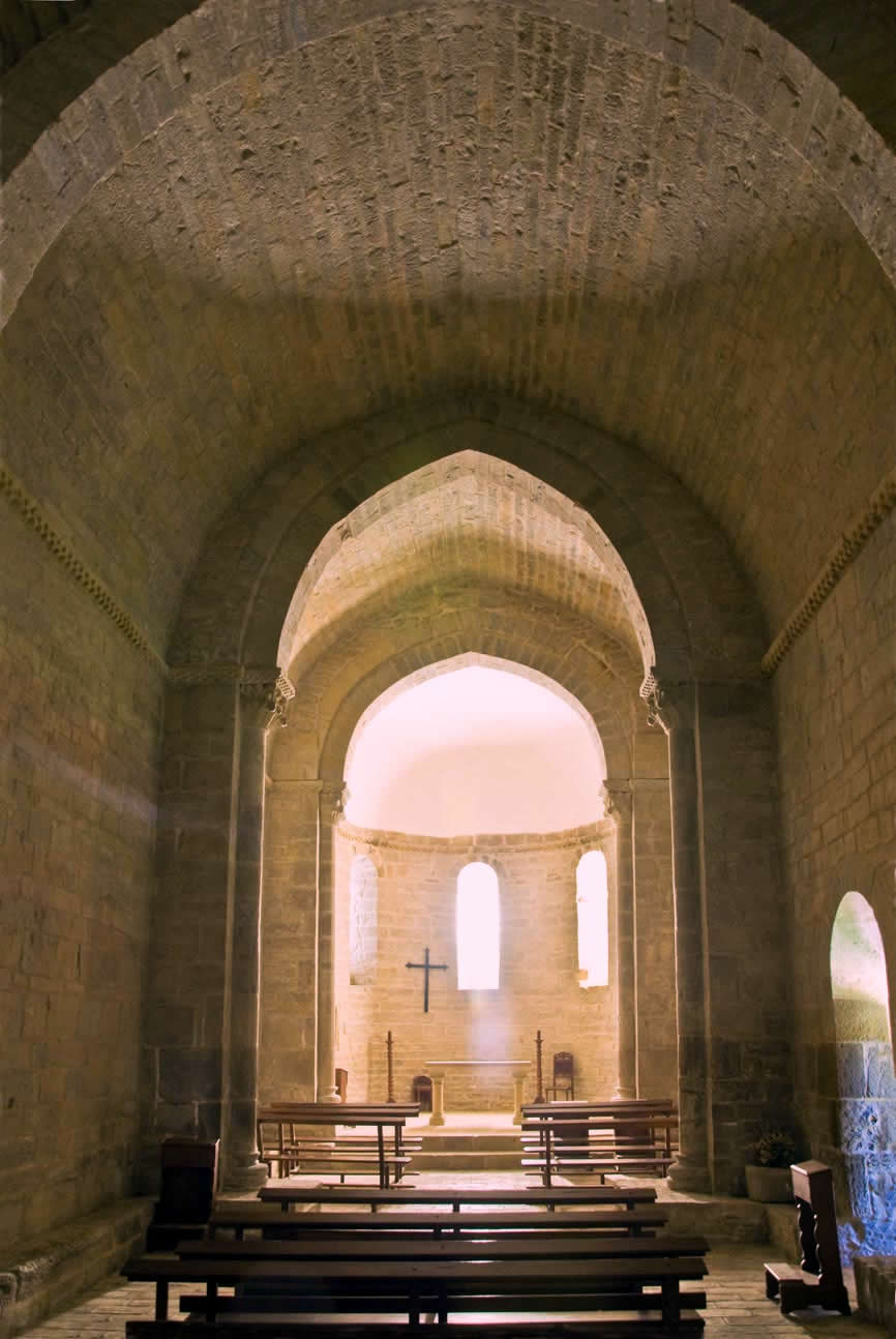 Interior de la ermita de San Pedro de Echano, Navarra