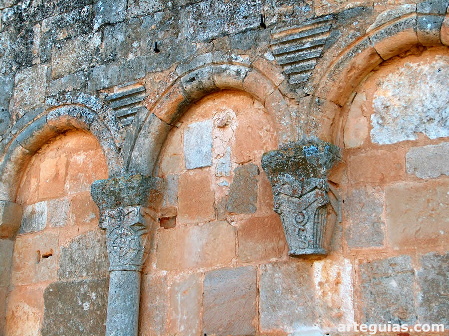 Arquerías del muro oriental del ábside