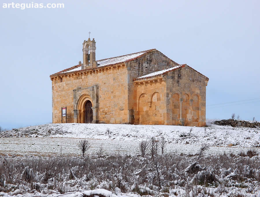 La ermita románica del Santo Cristo de Coruña del Conde en una mañana nevada de invierno