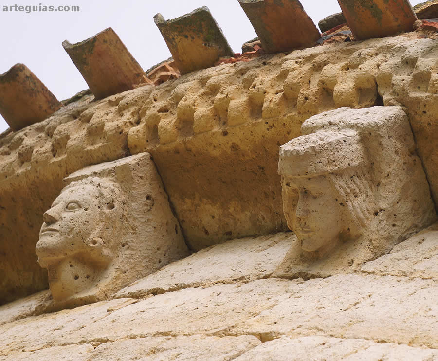 Ermita de la Virgen de las Fuentes de Amusco, Palencia: canecillos con cabezas humanas