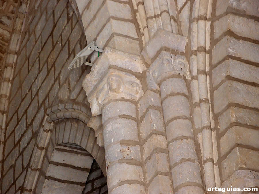 Los capiteles interiores apenas muestran relieves con cabeza humanas