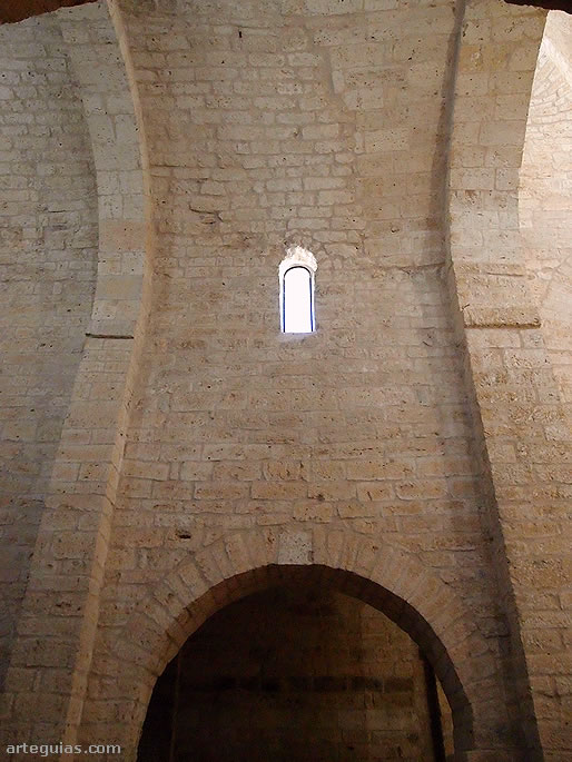 Alzado de la ermita de La Anunciada: arcos formeros, claristorio con pequeños ventanales y bóveda de medio cañón sobre arcos fajones