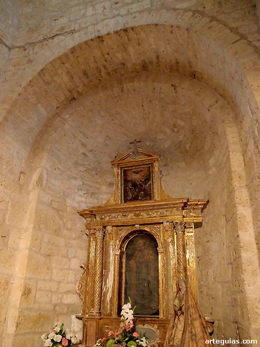 Presbiterio enano con bóveda de medio cañón y ábside con bóveda de cuarto de esfera u horno