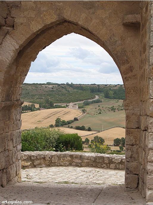 La ermita de La Anunciada se ve perfectamente desde una de las puertas de la muralla de la villa de Urueña