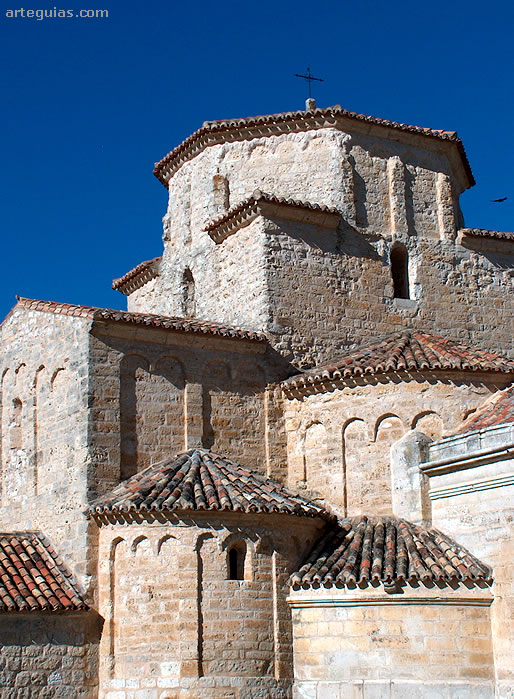 Ermita de la Anunciada de Urueña: tanto la cabecera como el transepto y el cimborrio se ornan con lesenas y arquillos lombardos
