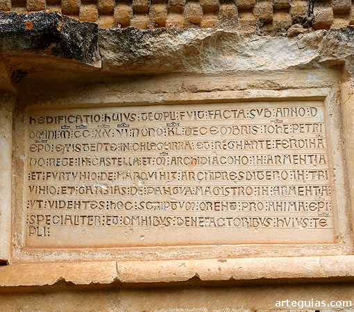 Inscripción junto a la puerta con la data de 1226