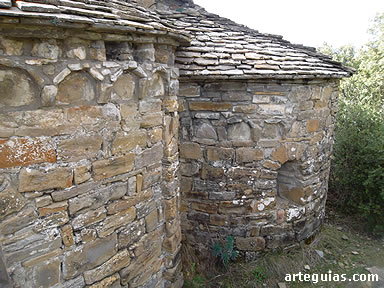 Decoraci&oacute;n lombarda en el &aacute;bside