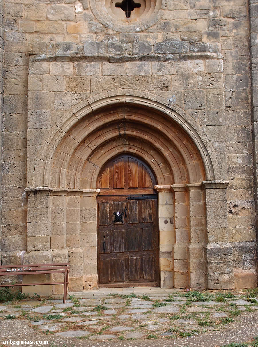 Puerta de la ermita en la fachada occidental