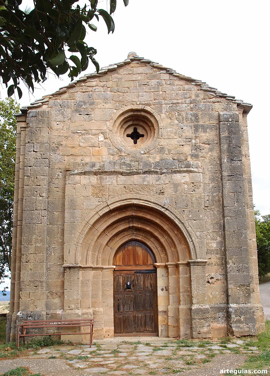 Imafronte o fachada occidental de la ermita de San Mart&iacute;n de Pi&eacute;rnigas