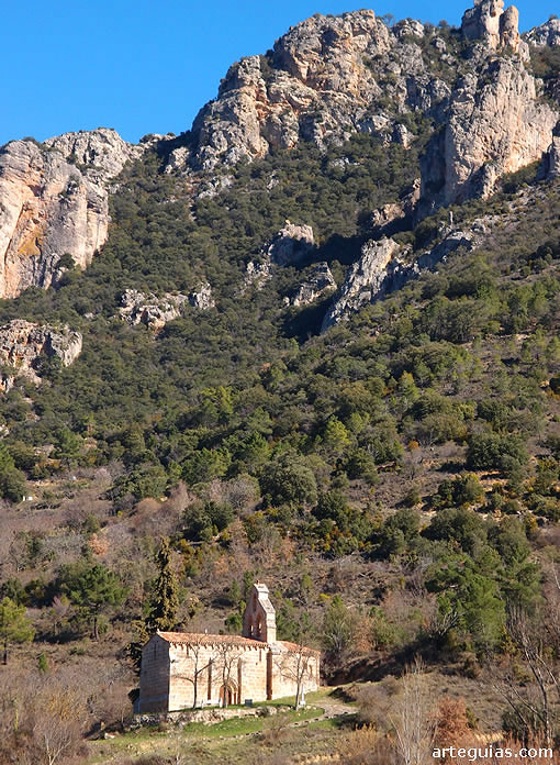 La ermita se ubica en un paisaje de impresionante belleza, bajo una escarpada monta&ntilde;a