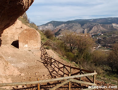 La Ermita de Viguera es cobijada por una enorme roca y desde ella se observan preciosos paisajes
