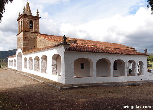P&oacute;rticos modernos del siglo XVIII. Ermita de San Mam&eacute;s de Aroche