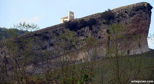 Ermita de San Pantale&oacute;n de Losa sobre la Pe&ntilde;a Colorada