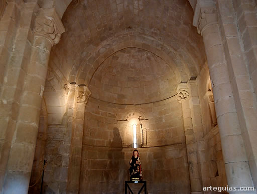 Interior de la Ermita de San Pantale&oacute;n de Losa