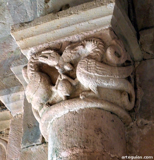 Capitel interior de dos dragones