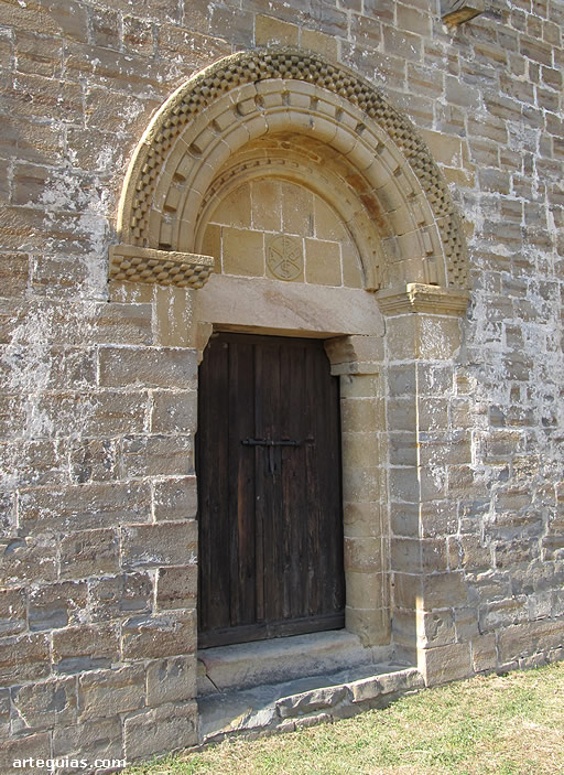 Ermita de Santa Mar&iacute;a del Campo, en Navascu&eacute;s: puerta ubicada en el muro sur