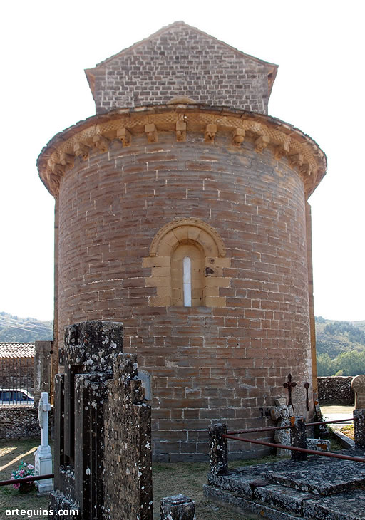 Ermita de Santa Mar&iacute;a del Campo, en Navascu&eacute;s, Navarra : cabecera y por encima se ve el cuerpo de campanas de la torre campanario