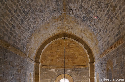 Boveda de medio ca&ntilde;&oacute;n y de horno: Ermita de Santa Mar&iacute;a del Campo, en Navascu&eacute;s