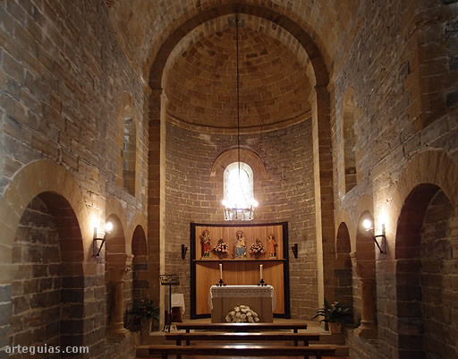 Interior de la ermita de Santa Mar&iacute;a del Campo, en Navascu&eacute;s, Navarra 
