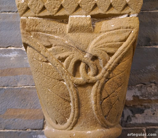 Ermita de Santa Mar&iacute;a del Campo, en Navascu&eacute;s: capitel interior