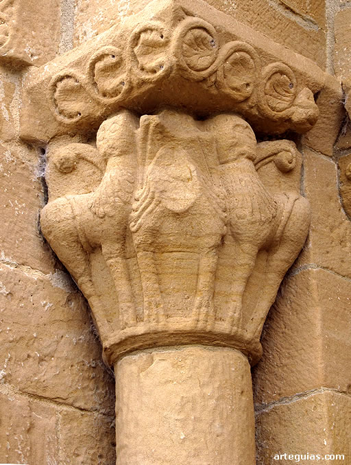 Capitel de la puerta con leones