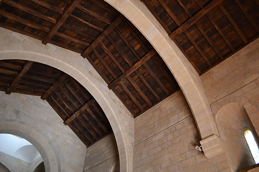 Cubierta de madera a dos aguas sobre arcos diafragma