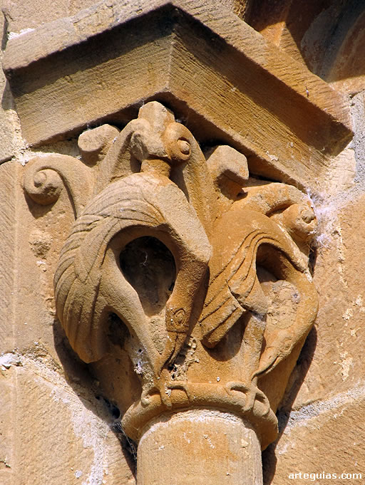 Capitel de aves en el ábside