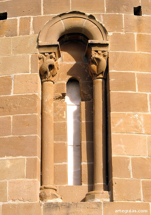 Uno de los ventanales del ábside