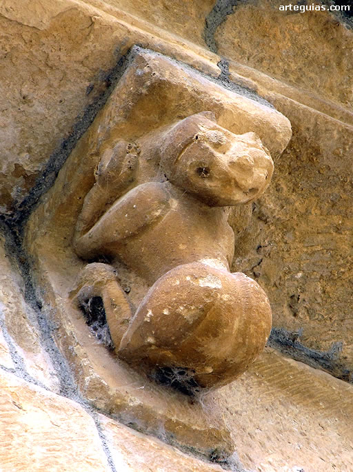 Ermita del Santo Cristo de Cataláin: canecillo que muestra a un león