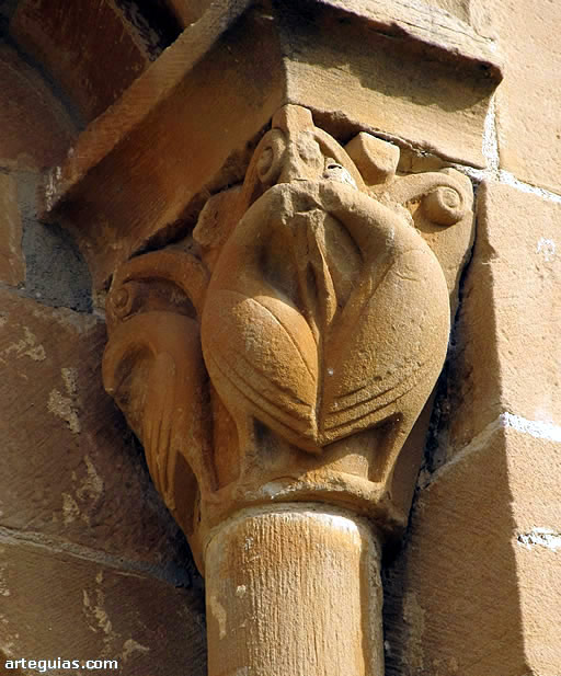 Otro capitel de aves en uno de los ventanales de la cabecera de la ermita del Santo Cristo de Cataláin