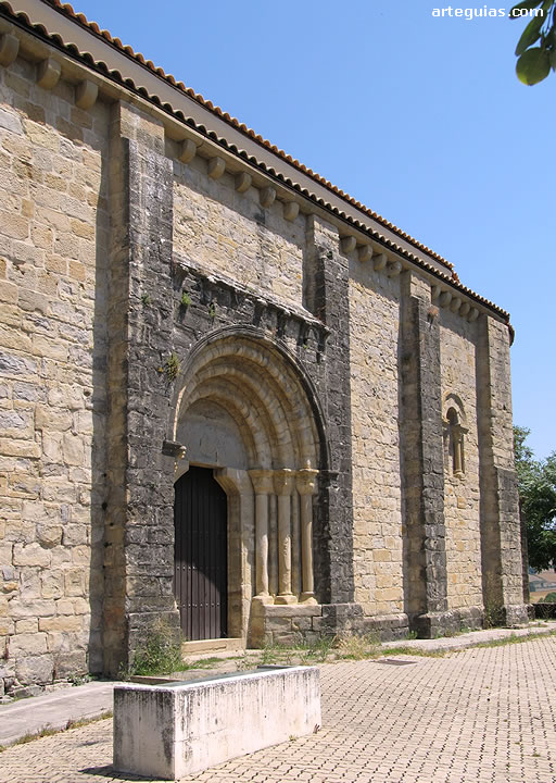 Fachada meridional o sur con la puerta a la ermita