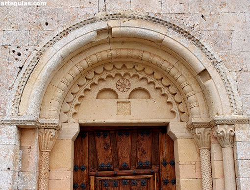 Ermita de Nuestra Señora de la Oliva, Escóbados de Abajo: puerta en el muro norte