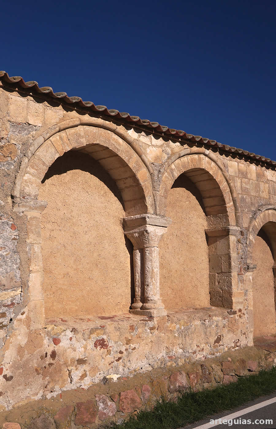 Galería porticada de la ermita de Villoslada