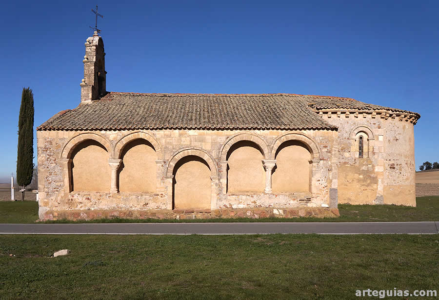 La ermita desde el sur con su pórtico románico cegado
