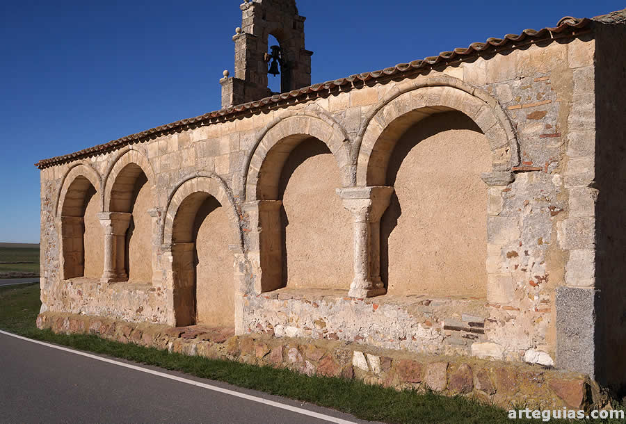 La galería románica es lo mejor de esta ermita de Villoslada