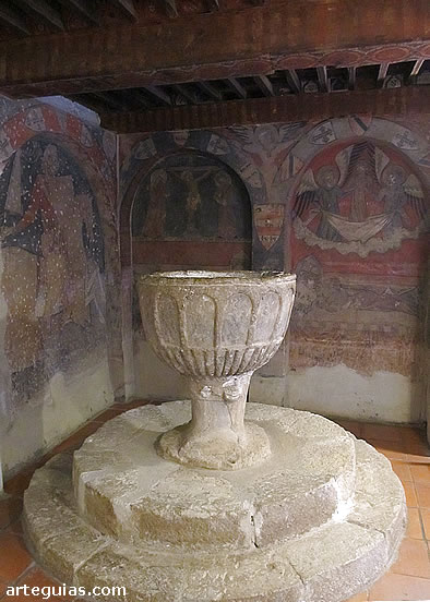 Pila bautismal y pinturas de los arcosolios