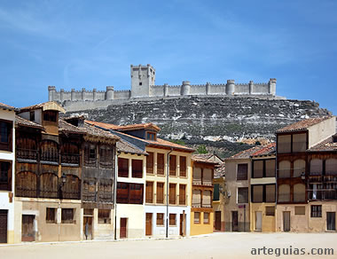 Plaza del Coso y el castillo de Pe&ntilde;afiel