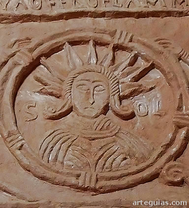 Relieve con la inscripci&oacute;n de "Sol"